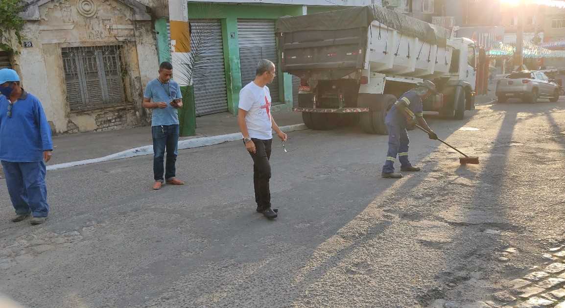 Camacã: Prefeito acompanha recapeamento asfáltico no centro da cidade